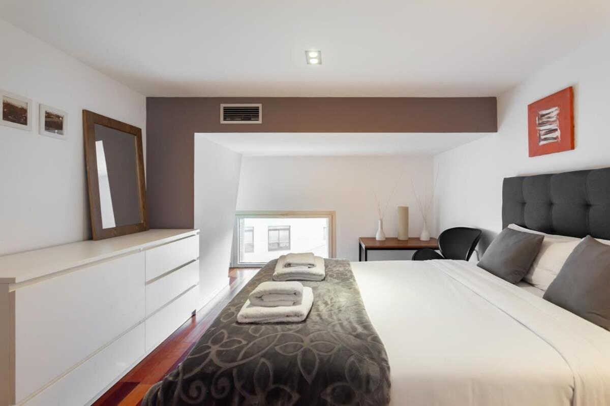 Plaça Catalunya Breathtaking 3bedroom Duplex With Balcony